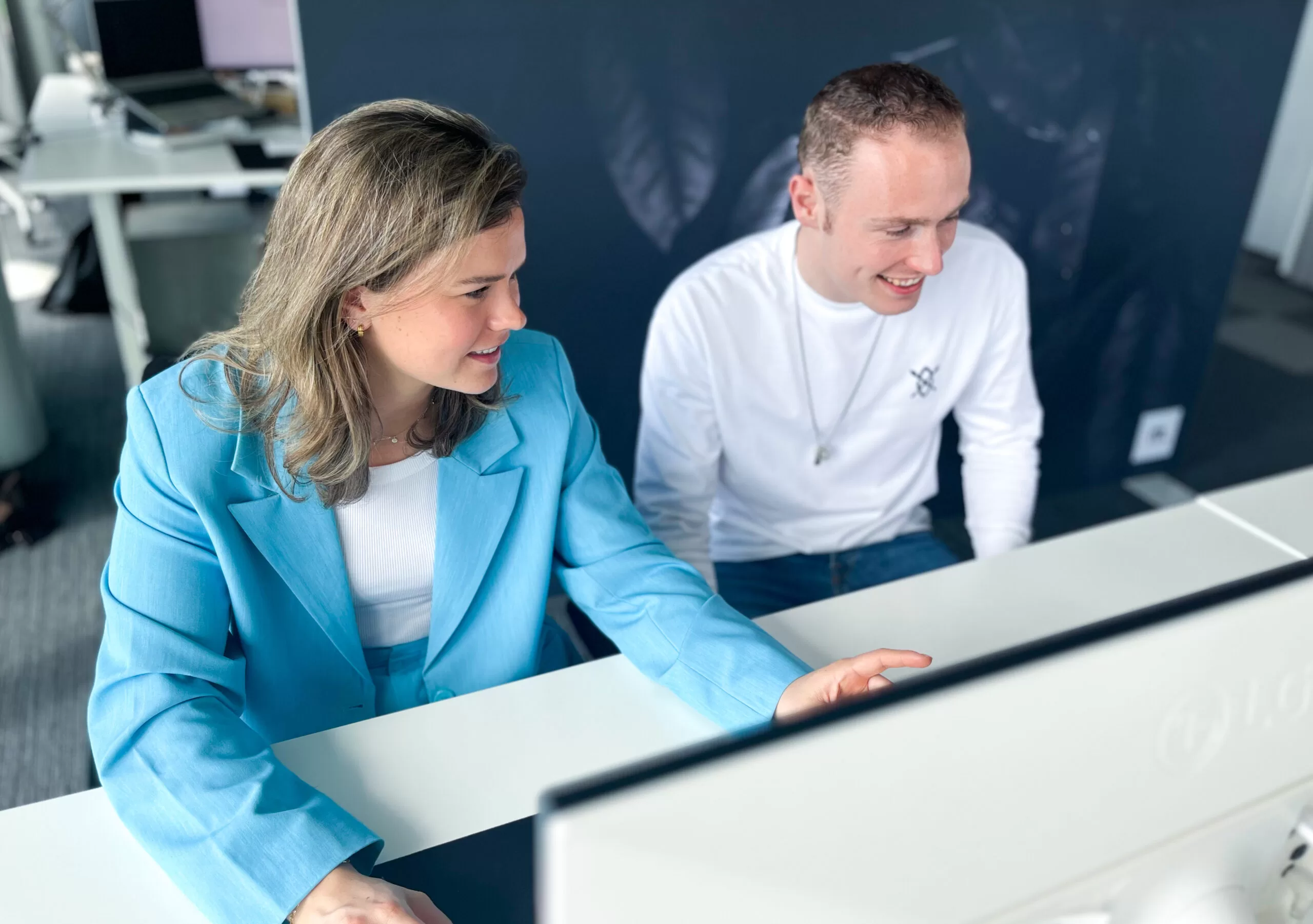 Moddit-collega's analyseren campagnecijfers op kantoor
