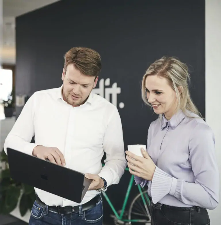 Moddit-collega's bekijken samen een Google Ads-account