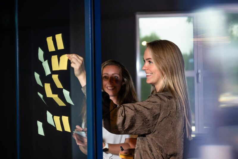 Romy en Judith met post-it