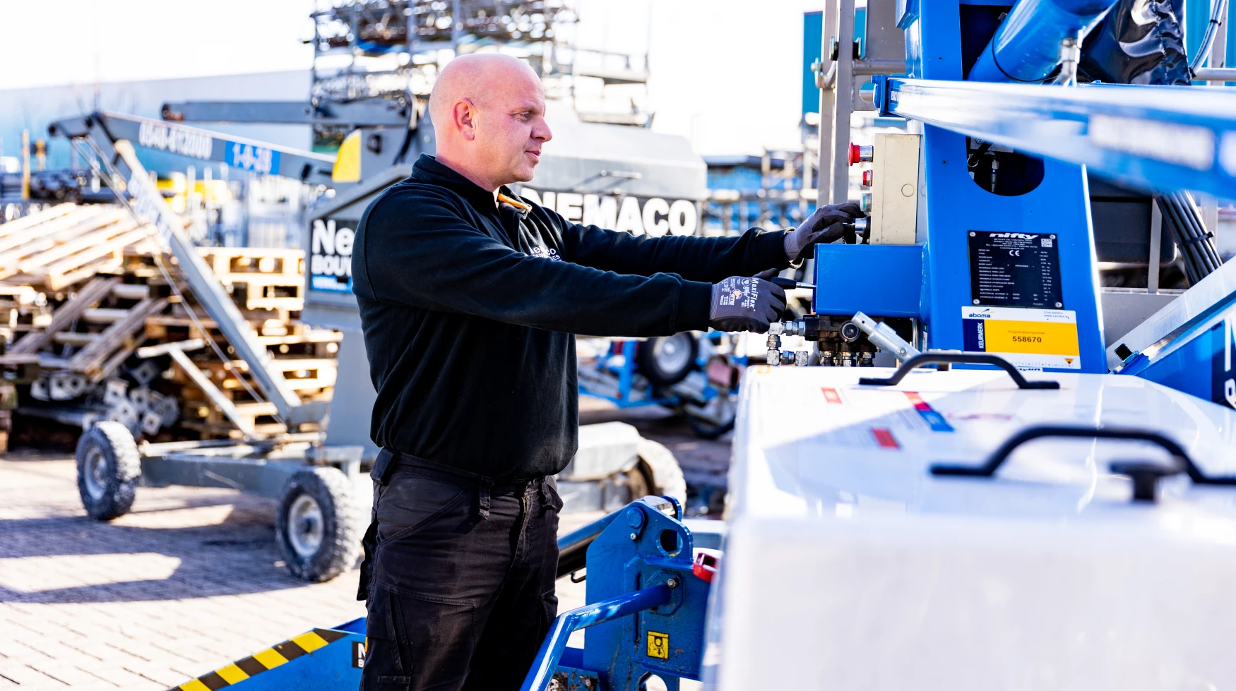 Medewerker van Nemaco bij machines in de bedrijfshal
