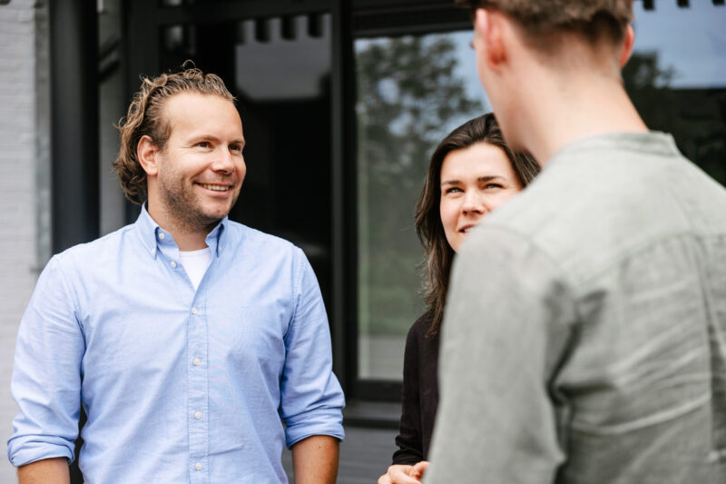 Moddit-collega's in gesprek op kantoor