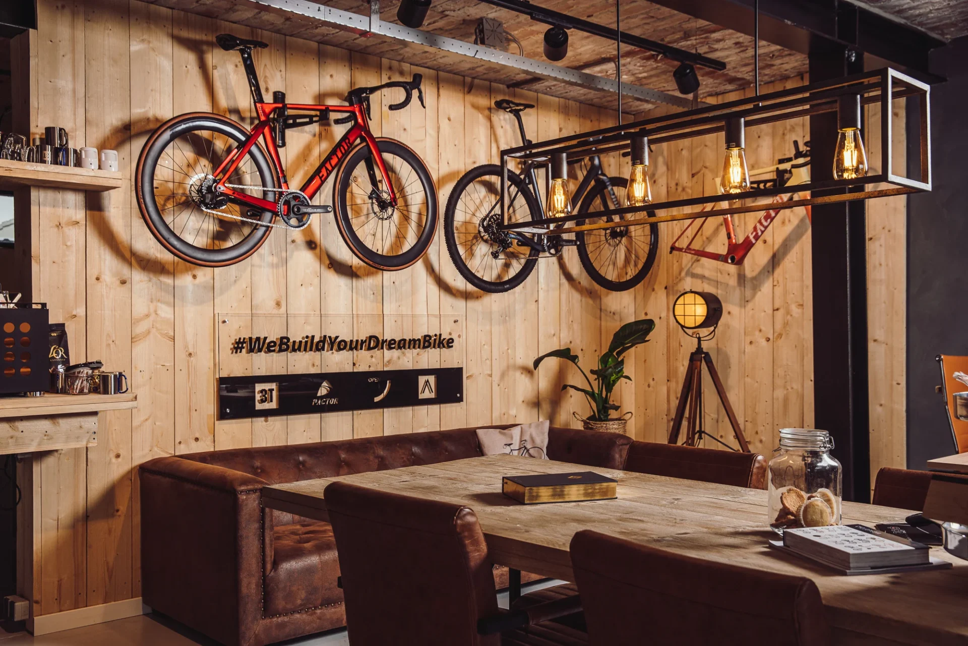 Showroom van BikeSuperior met exclusieve fietsen aan de wand