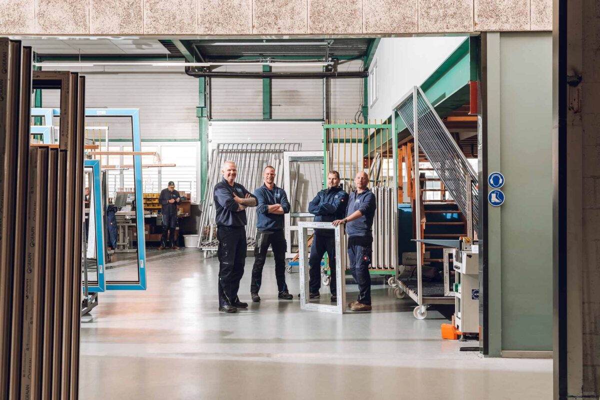 Bedrijfshal met medewerkers en machines