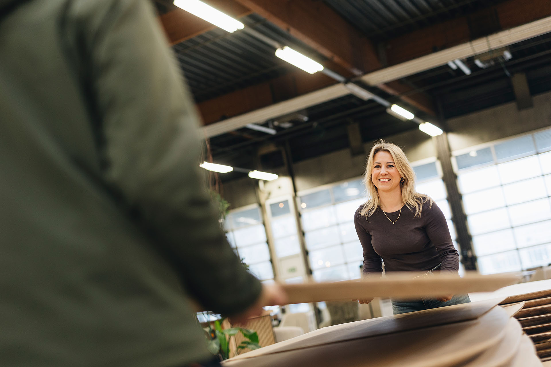 Medewerkers aan het werk in de werkplaats van Tafelboertje