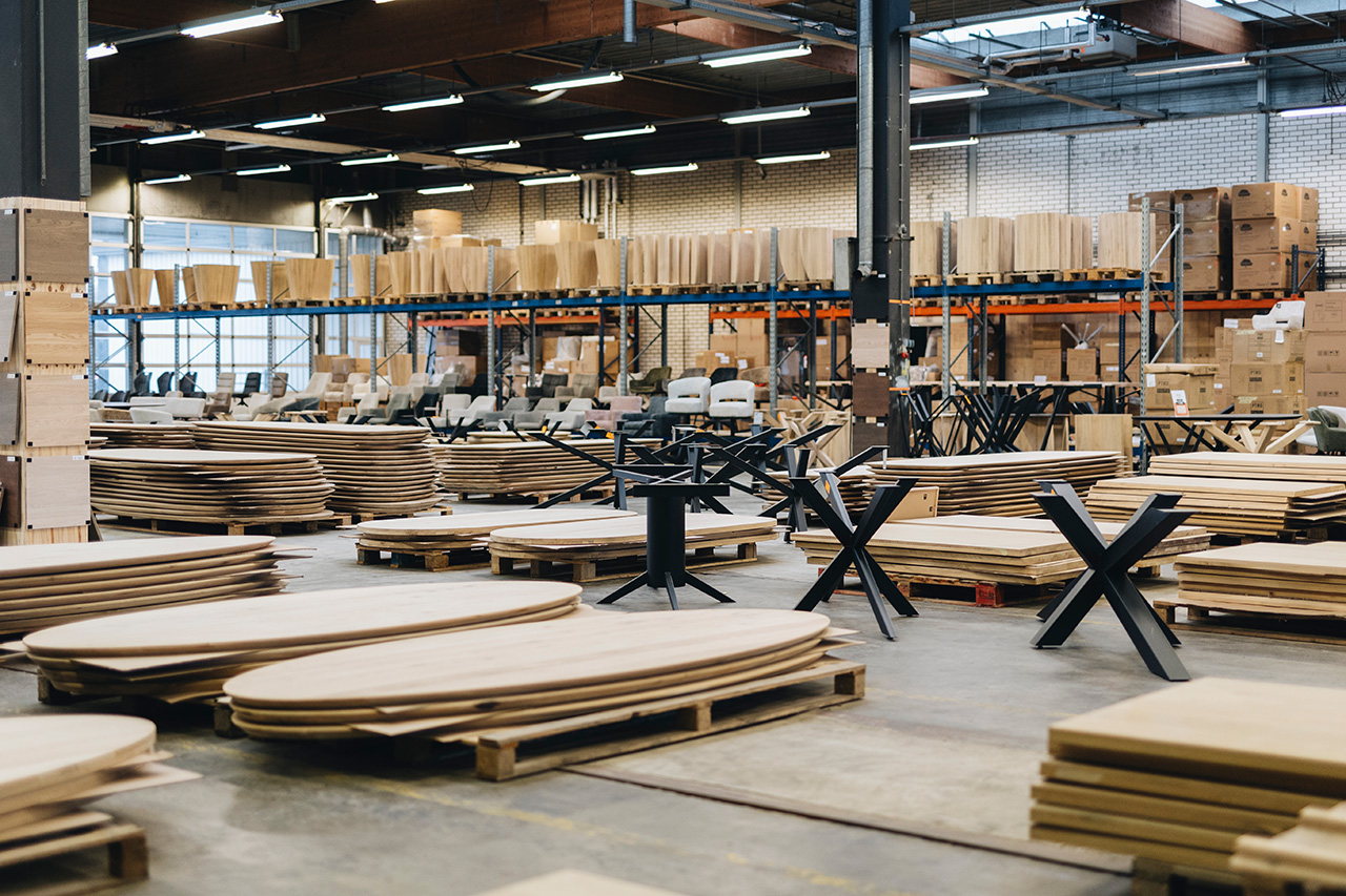 Werkplaats van Tafelboertje met eettafels in productie