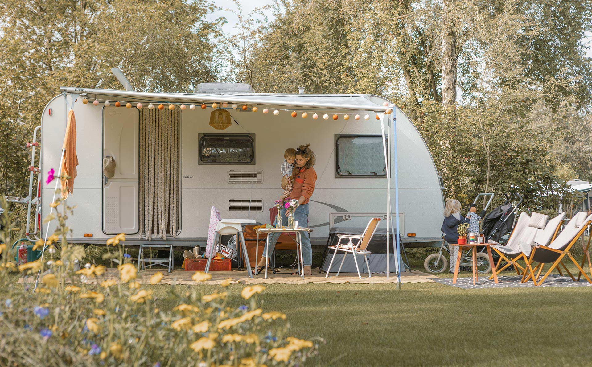 Vintage caravan op een kampeerplek van De Lemeler Esch