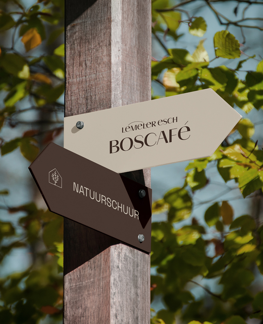 Houten bewegwijzering naar het Boscafé op De Lemeler Esch