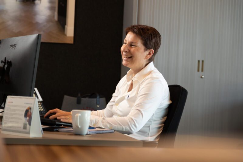 Medewerker aan het werk achter een beeldscherm bij EVE
