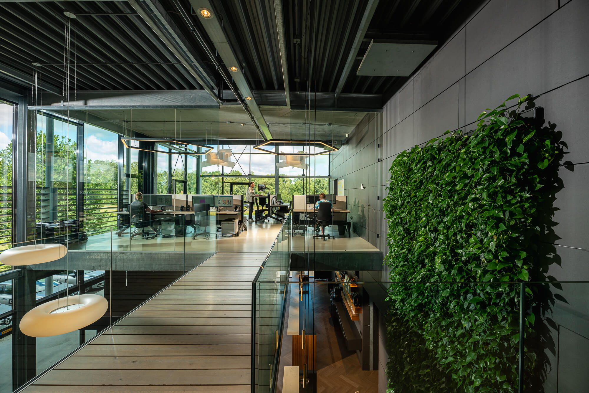 Kantoorinterieur met groene wand van EVE Architecten