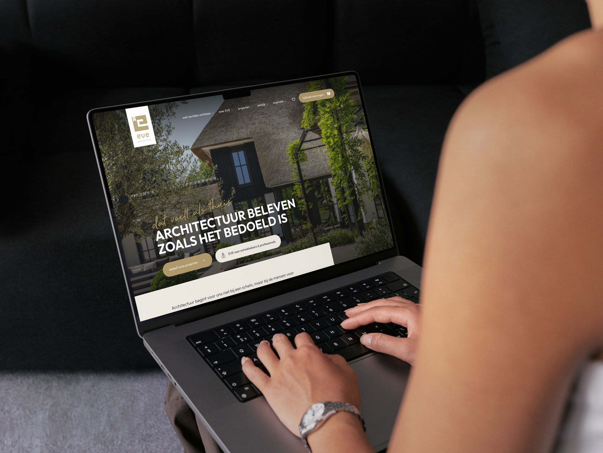 De website van EVE Architecten wordt bekeken op een laptop
