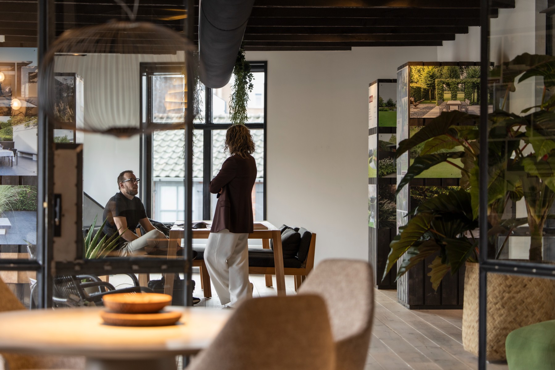 Showroominterieur van Slijkhuis met stalen taatsdeuren en groen